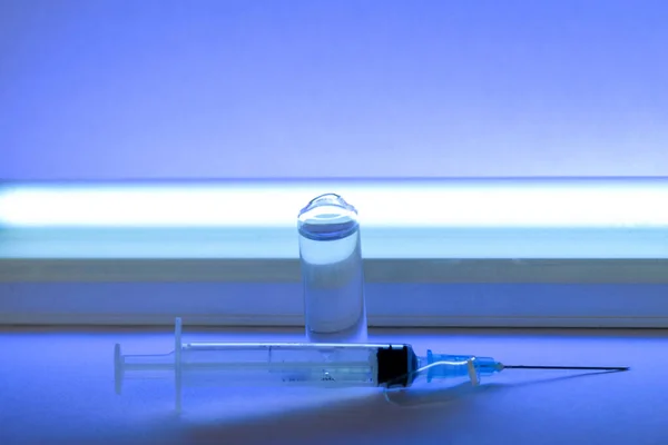 Strzykawka Ampułka Blisko Leki Wstrzykiwań Lampa Bakteriobójcza — Zdjęcie stockowe