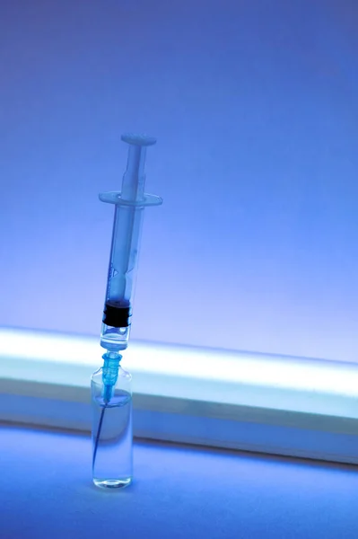 Şırınga Ampulü Kapatın Enjeksiyon Için Ilaçlar Mikroplu Lamba — Stok fotoğraf