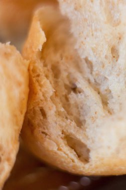 Ev yapımı yumuşak ekmeğin lifli yakın çekimi fırından yeni çıktı. Tam buğday unundan yapılmış taze pişmiş çörekler, glütensiz. Bir parça taze Challah çöreği, hava boşlukları ve kabuk üzerindeki doku..