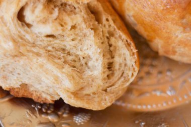 Ev yapımı yumuşak ekmeğin lifli yakın çekimi fırından yeni çıktı. Tam buğday unundan yapılmış taze pişmiş çörekler, glütensiz. Bir parça taze Challah çöreği, hava boşlukları ve kabuk üzerindeki doku..