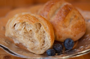 Ekmek dokusunu kapat. Taze ekmeğin arka planında yakın plan çekimi. Tabakta tam tahıllı ekmek. Taze ekmek Sağlıklı gıda ve geleneksel fırın konsepti