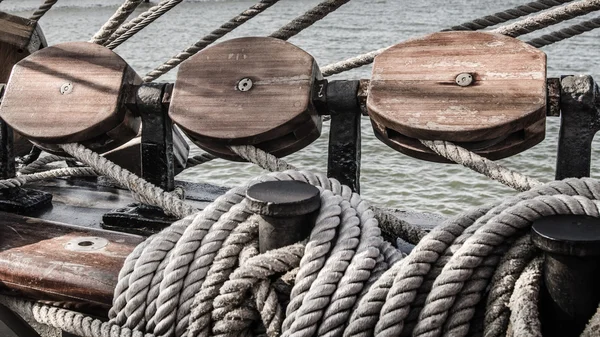 Blocks and rigging at the old sailboat, close-up — Stock Photo, Image