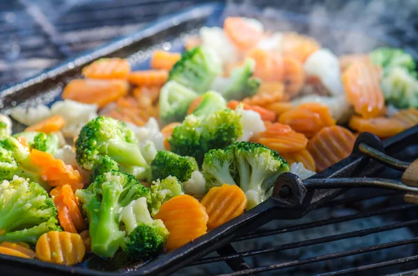 Gemüse gebraten auf Kohlen, hautnah. Hinweis: Geringe Tiefenschärfe fiel — Stockfoto