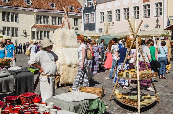Mistr řemesla prodávat své výrobky na středověký trh — Stock fotografie