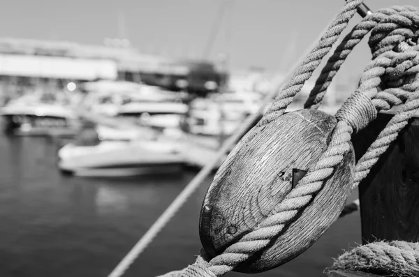 Blokken en tuigage op de oude zeilboot, close-up — Stockfoto