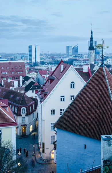 Widok na dachy i wieże kościołów starego Tallina — Zdjęcie stockowe