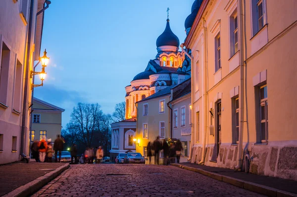 Folk går ner på gatan i gamla Tallinn — Stockfoto