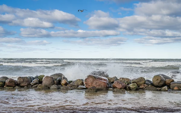 Sea waves breaking on the rocks, seascape — Stock Photo, Image