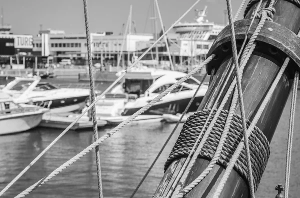 Blocchi e sartiame alla vecchia barca a vela, primo piano — Foto Stock
