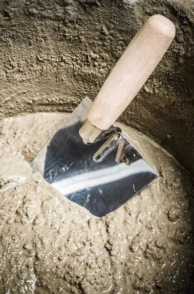 A bucket with a solution and a trowel, close-up — Stock Photo, Image