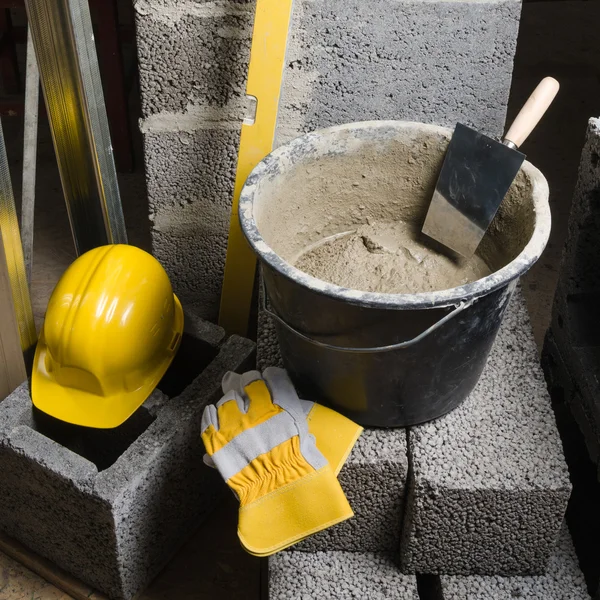 Bir çözüm ve bir mala ile çimento kova için araçları kapat- — Stok fotoğraf