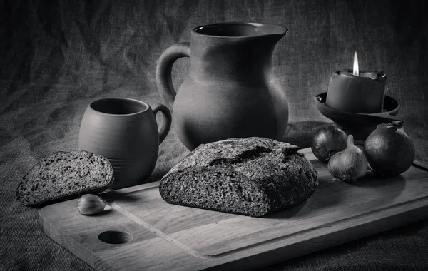 Stilleben med hembakat bröd och keramik, svarta och vita phot — Stockfoto