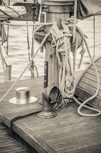 Blocks and rigging of an old sailboat, close-up — Stock Photo, Image