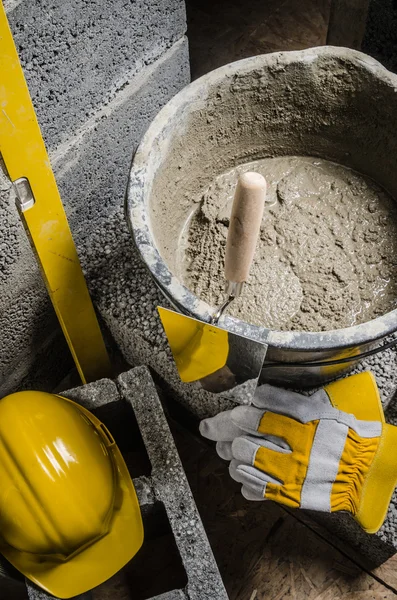 Ferramentas para pedreiro balde com uma solução e uma colher de pedreiro, fechar- — Fotografia de Stock