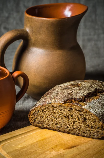 Natura morta con pane e ceramica fatti in casa — Foto Stock