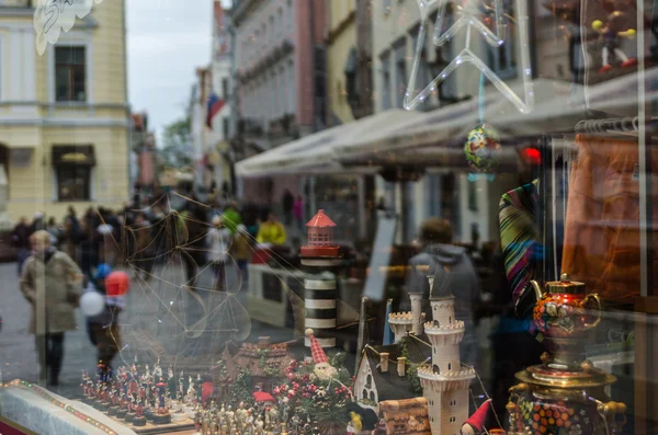 Reflection of the street with people in the gift shop window. — 图库照片