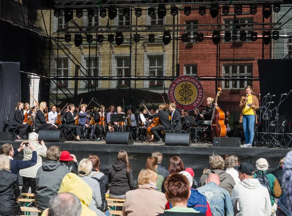 People relax on the celebration of the Days of the Old Town On May 31, 2015 In Tallinn. — Zdjęcie stockowe