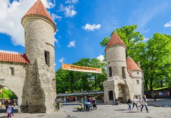 People walk down the street in the Old Town Celebration Days On May 31, 2015 In Tallinn. — Zdjęcie stockowe