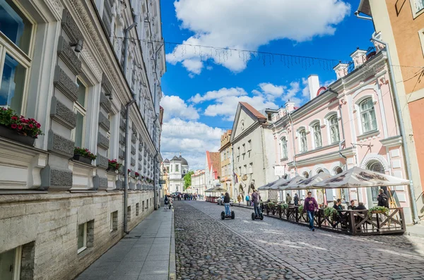 People walk down the street in the Old Town Celebration Days On May 31, 2015 In Tallinn — Stock Fotó