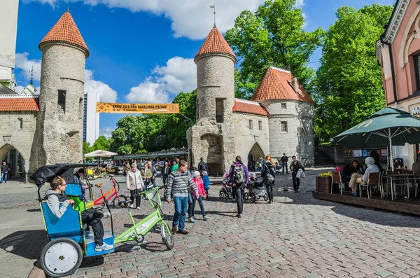 People walk down the street in the Old Town Celebration Days On May 31, 2015 In Tallinn. — Stok fotoğraf