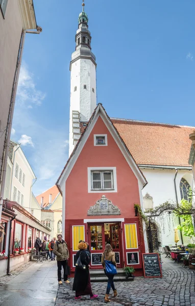 People walk down the street in the Old Town Celebration Days On May 31, 2015 In Tallinn. — ストック写真