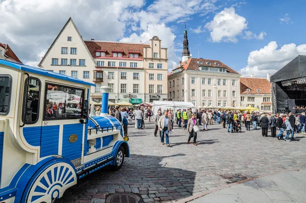 People walk down the street in the Old Town Celebration Days On May 31, 2015 In Tallinn. — Zdjęcie stockowe