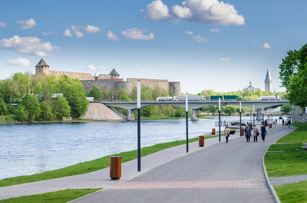 Terraplén del río Narva con gente de vacaciones y la frontera de Rusia y la Unión Europea — Foto de Stock