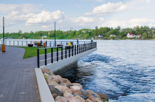 Narva River embankment with vacationers people and the border of Russia and the European Union — Stock Photo, Image