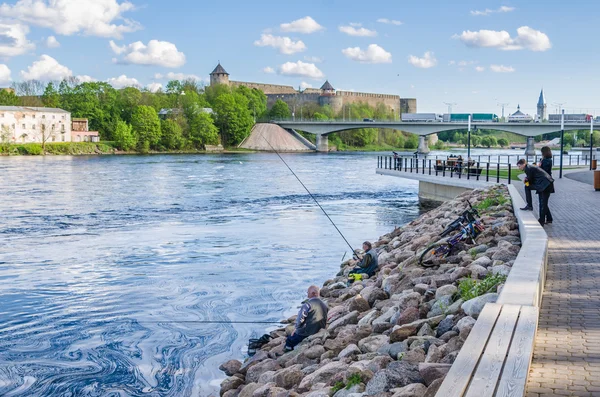 Narva-folyó a rakparton nyaraló emberek és a határon az Európai Unió és Oroszország — Stock Fotó