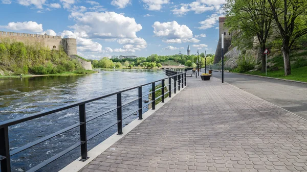 Terraplén del río Narva con gente de vacaciones y la frontera de Rusia y la Unión Europea —  Fotos de Stock