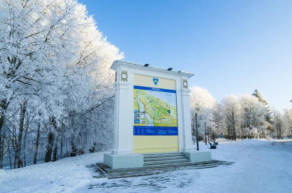 Ein schöner Stadtpark mit Bäumen, die mit Raureif bedeckt sind — Stockfoto