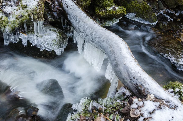 Fagyasztott jégcsapok a vízáramlásban — Stock Fotó