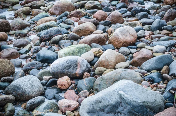 Zamarznięty kamienie na wybrzeżu Morza Bałtyckiego. Zimowy krajobraz — Zdjęcie stockowe