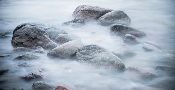 Piedras marinas lavadas por una ola, de cerca — Foto de Stock