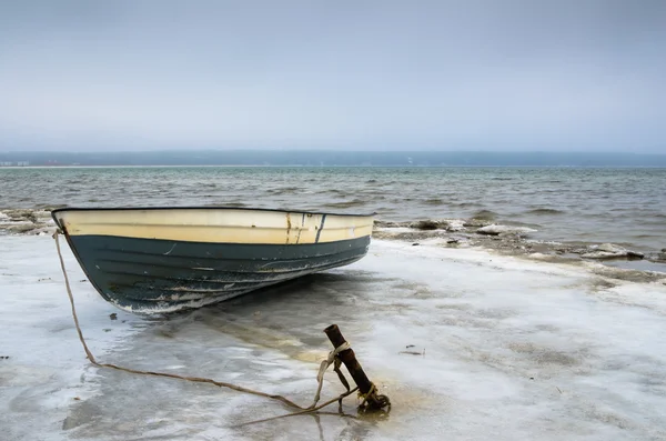 Połów Łódka na brzegu Morza Bałtyckiego. Zimowy krajobraz — Zdjęcie stockowe