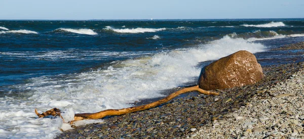 Sea waves lapping on the shore. Baltic Sea. — Stock Photo, Image