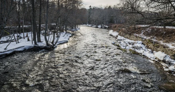 小さな川は洪水で春の風景 — ストック写真