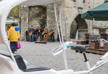 Tallinn, Estonya - 1 Mayıs: Sokak müzisyenleri Fa yakınındaki akşam