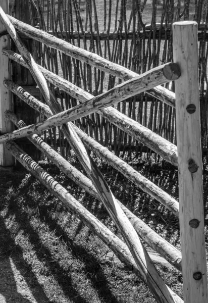 Clôture en bois au printemps à la campagne — Photo