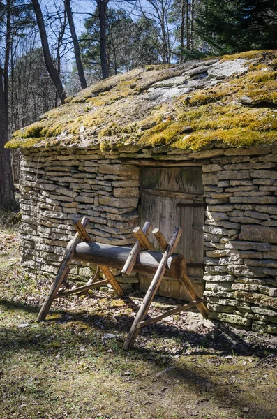 Gammal lantlig byggnad med tak täckt av halm, närbild — Stockfoto