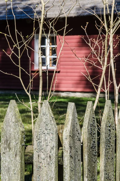 Ogrodzenia drewniane na wiosnę na wsi — Zdjęcie stockowe
