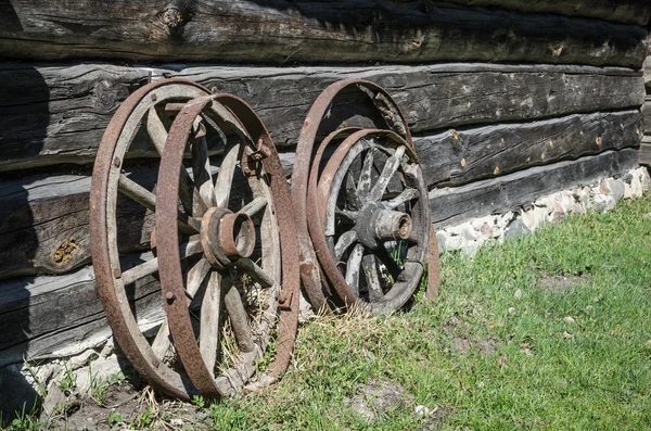 Gamla hjul från vagnar på landsbygden — Stockfoto