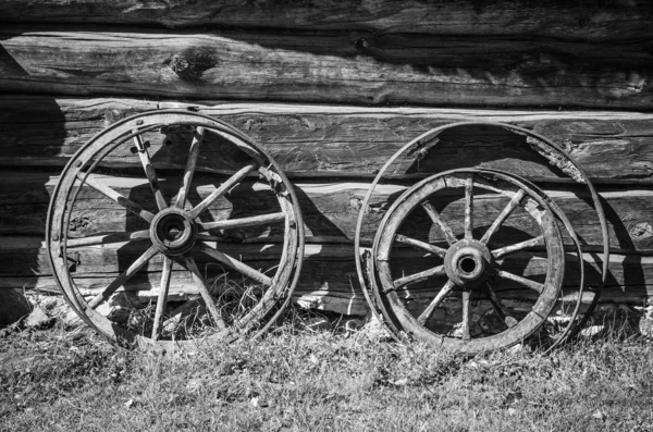 Old wheel from carts in the countryside — Stock Photo, Image