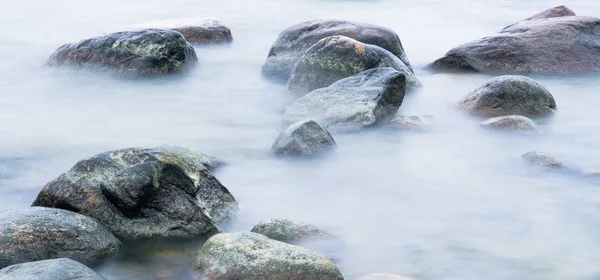 Θαλάσσια πέτρες που βρέχεται από ένα κύμα, κοντινό πλάνο — Φωτογραφία Αρχείου