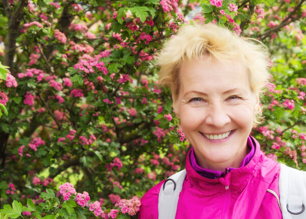 портрет спортивной женщины средних лет при цветении h