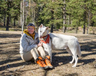 Bir ahşap beyaz bir köpek kadınla