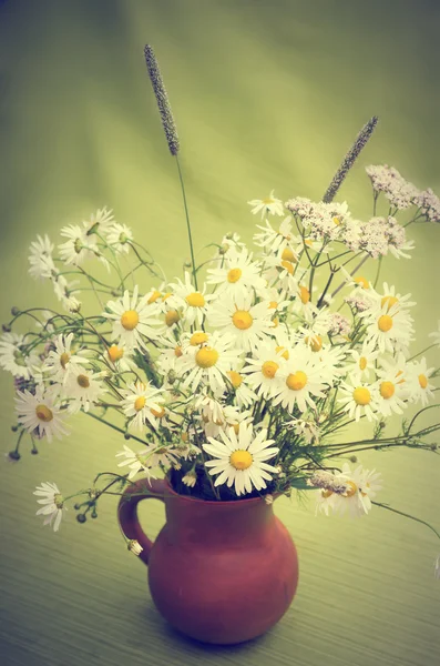 Buquê de flores silvestres em um pote de barro, close-up — Fotografia de Stock