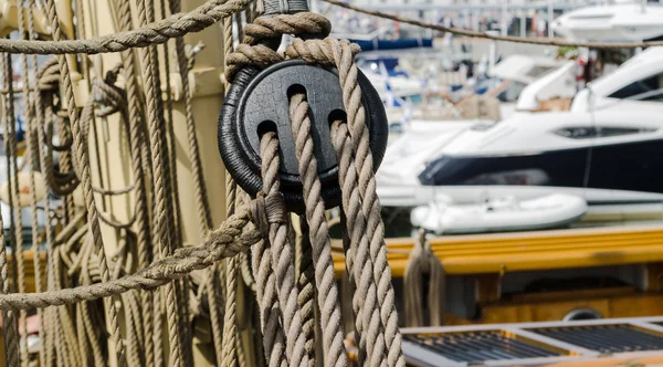 Bloques y tacleadas de un velero — Foto de Stock