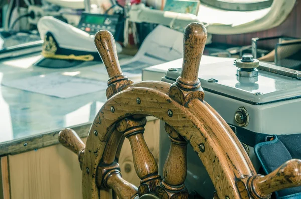 Stuurwiel van het schip. Een werkplek van de kapitein. Kruis van pr — Stockfoto