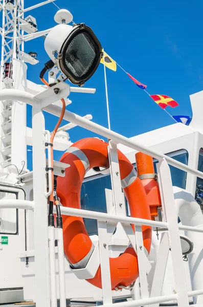 Anillo salvavidas a bordo del barco, un primer plano — Foto de Stock